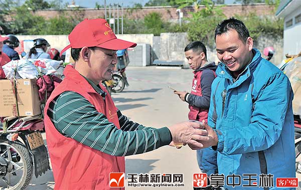 “铁骑大军”刚刚抵达“爱心驿站”,志愿者便立马递上一杯热呼呼的姜糖水。(本报记者韩壮林摄)