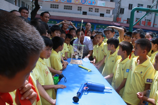 �Ƽ���ʦ������չʾ�Լ������ĿƼ���Ʒ����˵������Ʒ��ǰ��ʱ�仹����������Ƽ��������أ����ǣ���ʦ��Ц���红�Ӱ���á���